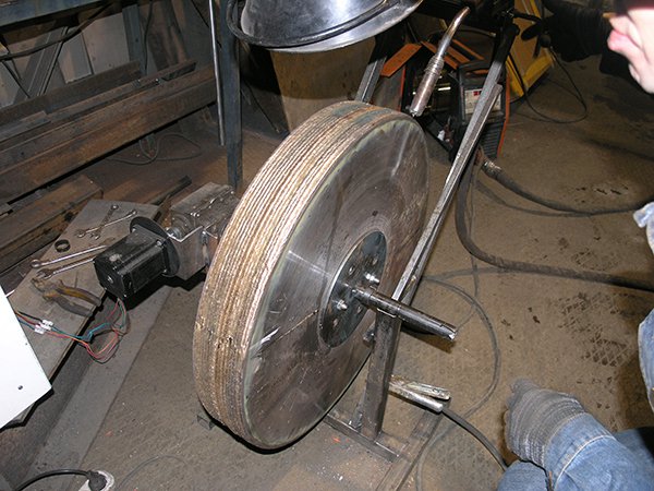 Автоматическая наплавка бронзы на стальное колесо